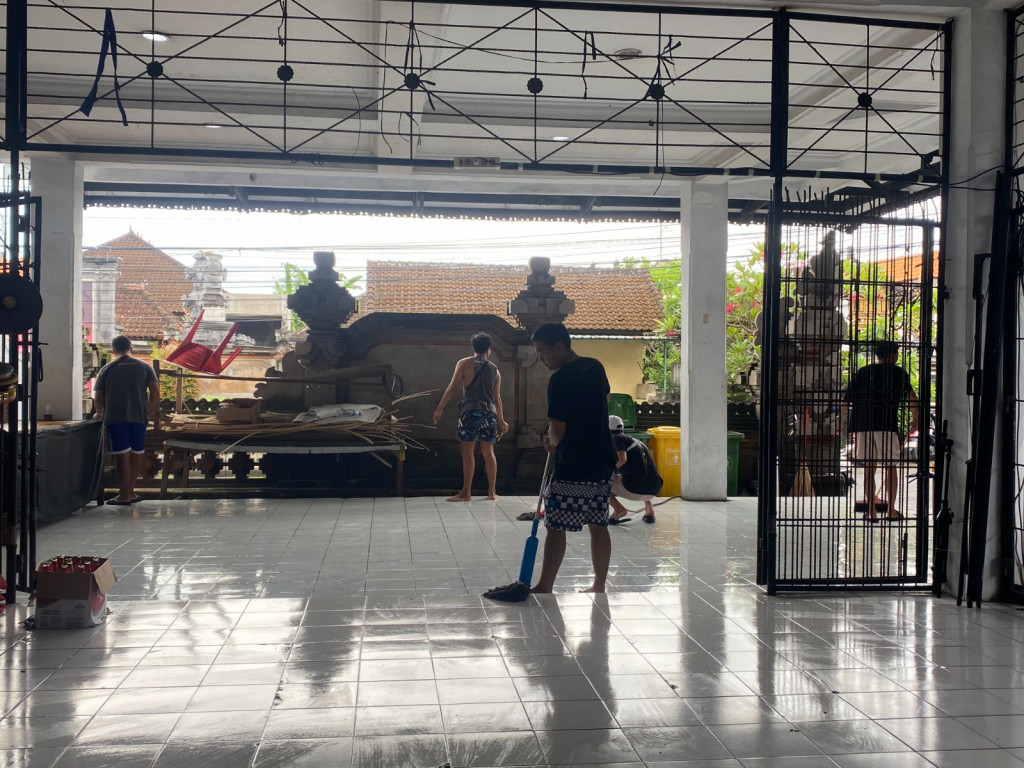 Giat Gotong Royong ST. Dharma Chanti Setelah Kegiatan Malam Tahun Baru di Balai Banjar Adat Dukuh, Desa Dalung